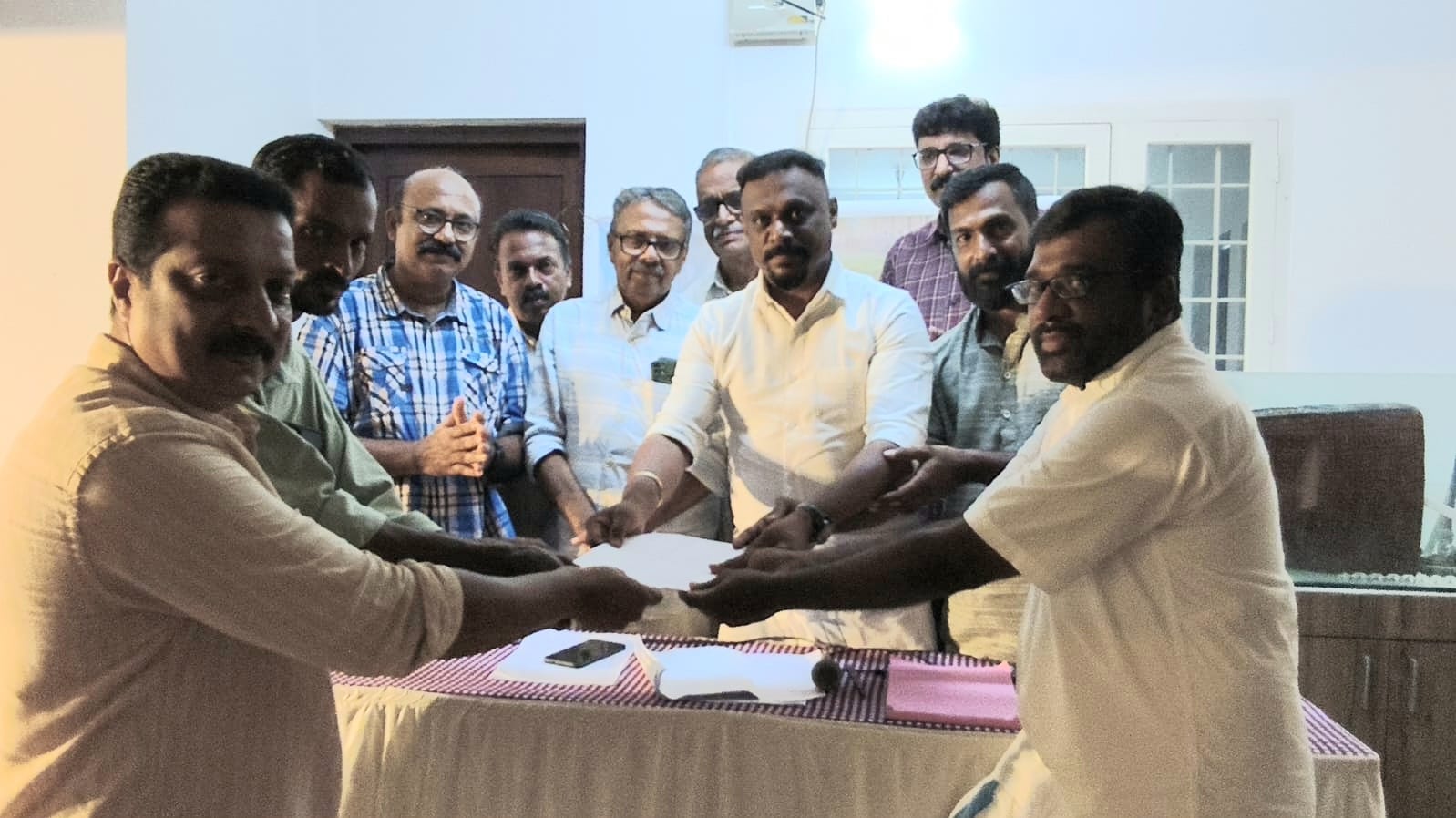ഒരു ഗ്രാമം ഒന്നാകെ സംഘടിച്ച് രക്ഷാ സേനയ്ക്ക് രൂപം നൽകി